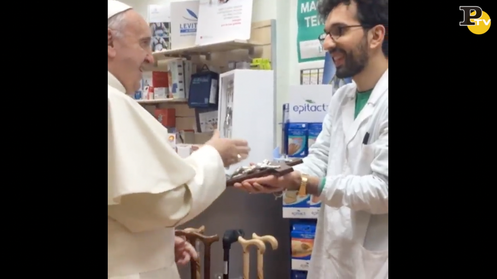 papa Francesco video negozio roma comprare scarpe