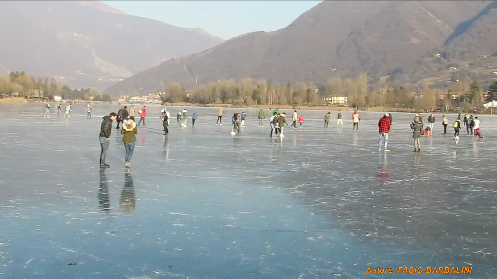 Maltempo e gelo pattinaggio sul Lago d'Endine (ghiacciato) video