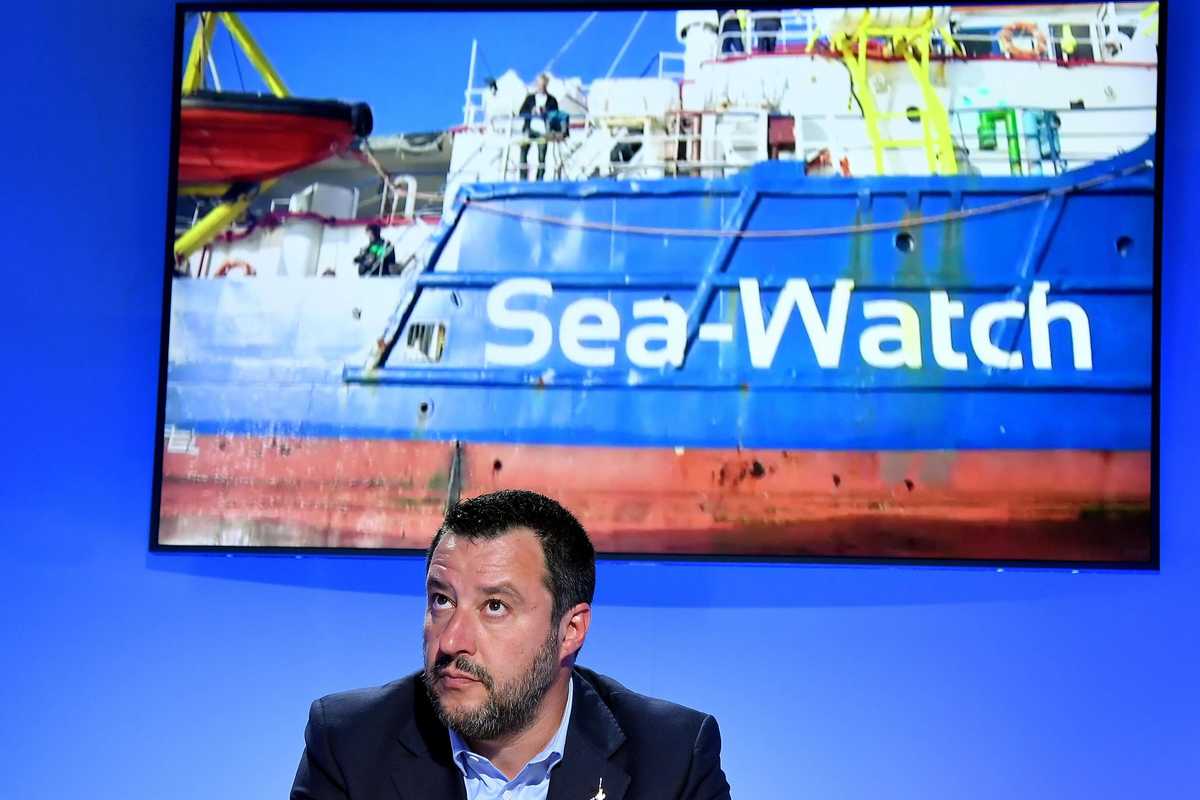 Dalla Sea Watch sbarcano solo in 10. Per tutti gli altri i porti restano chiusi