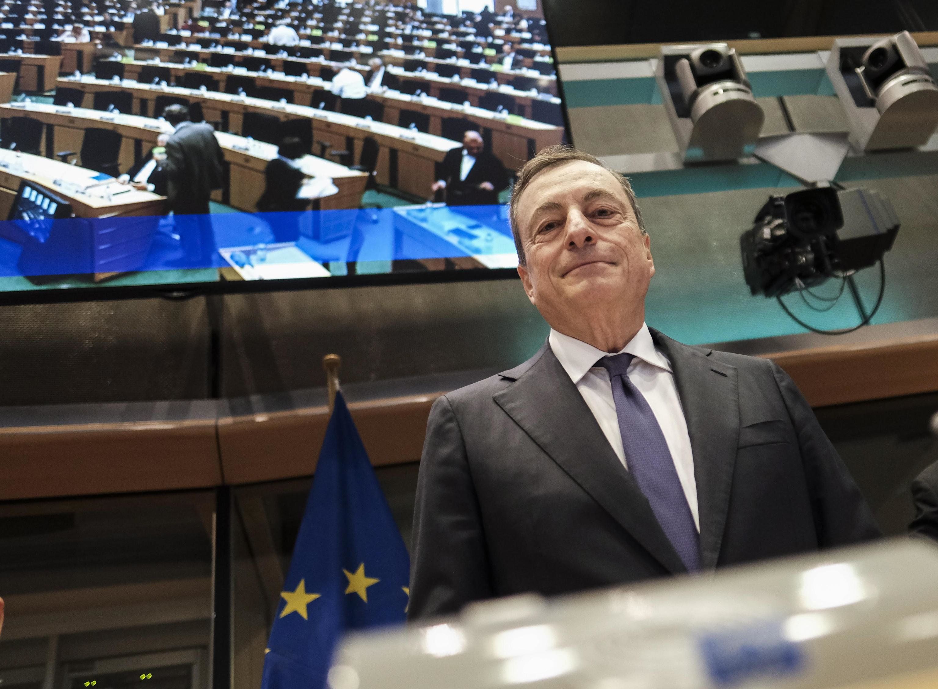 Draghi spara ancora contro lo spread. Furia Trump: «Così svaluta l’euro»