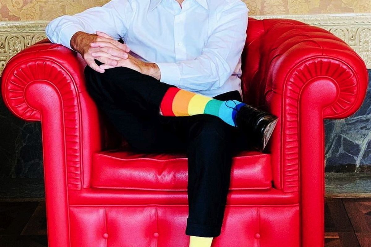 La pagliacciata di Sala: calzini arcobaleno in onore del gay pride