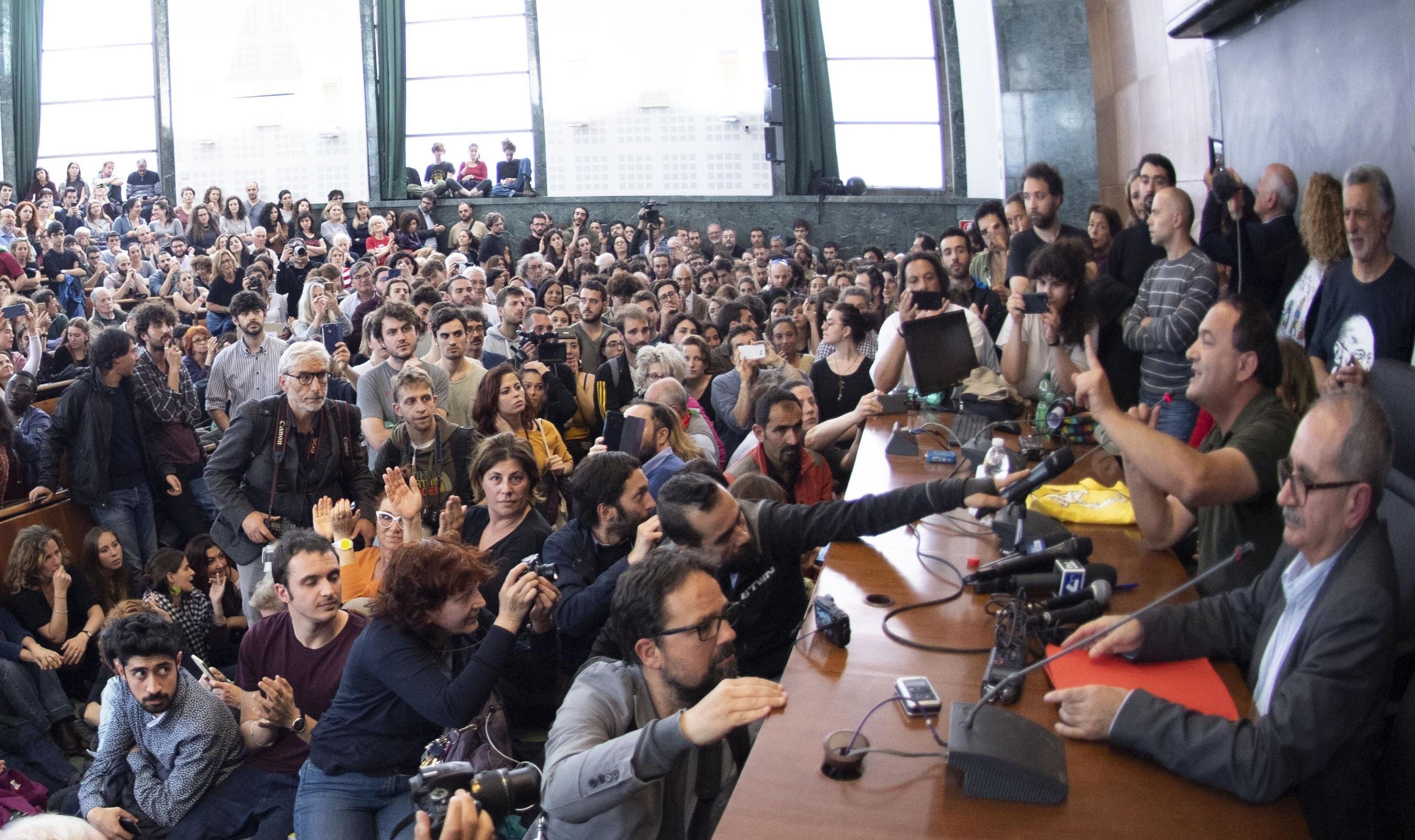 I centri sociali occupano l’universitàe poi ci fanno i soldi con i  rave party