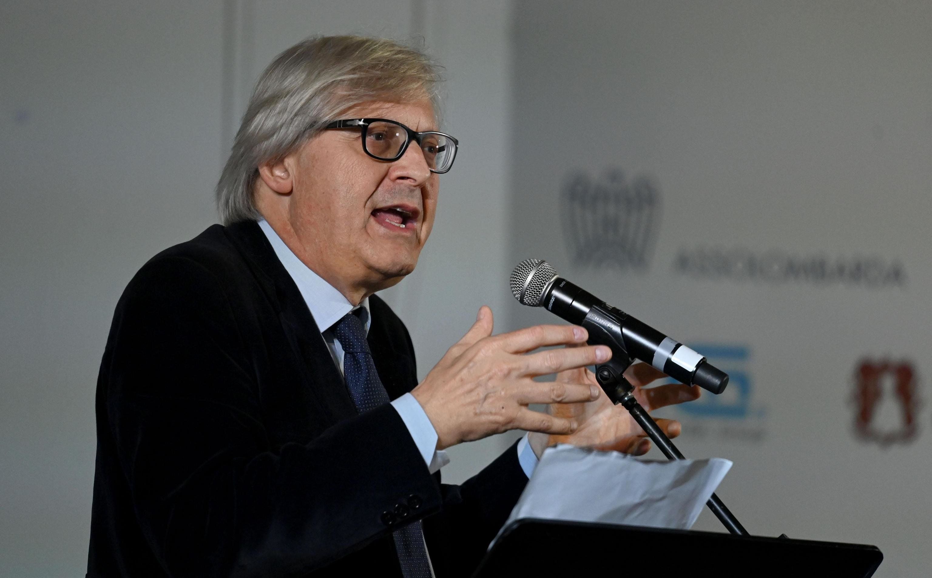 Vittorio Sgarbi: «Troppe metastasi, toghe incurabili»