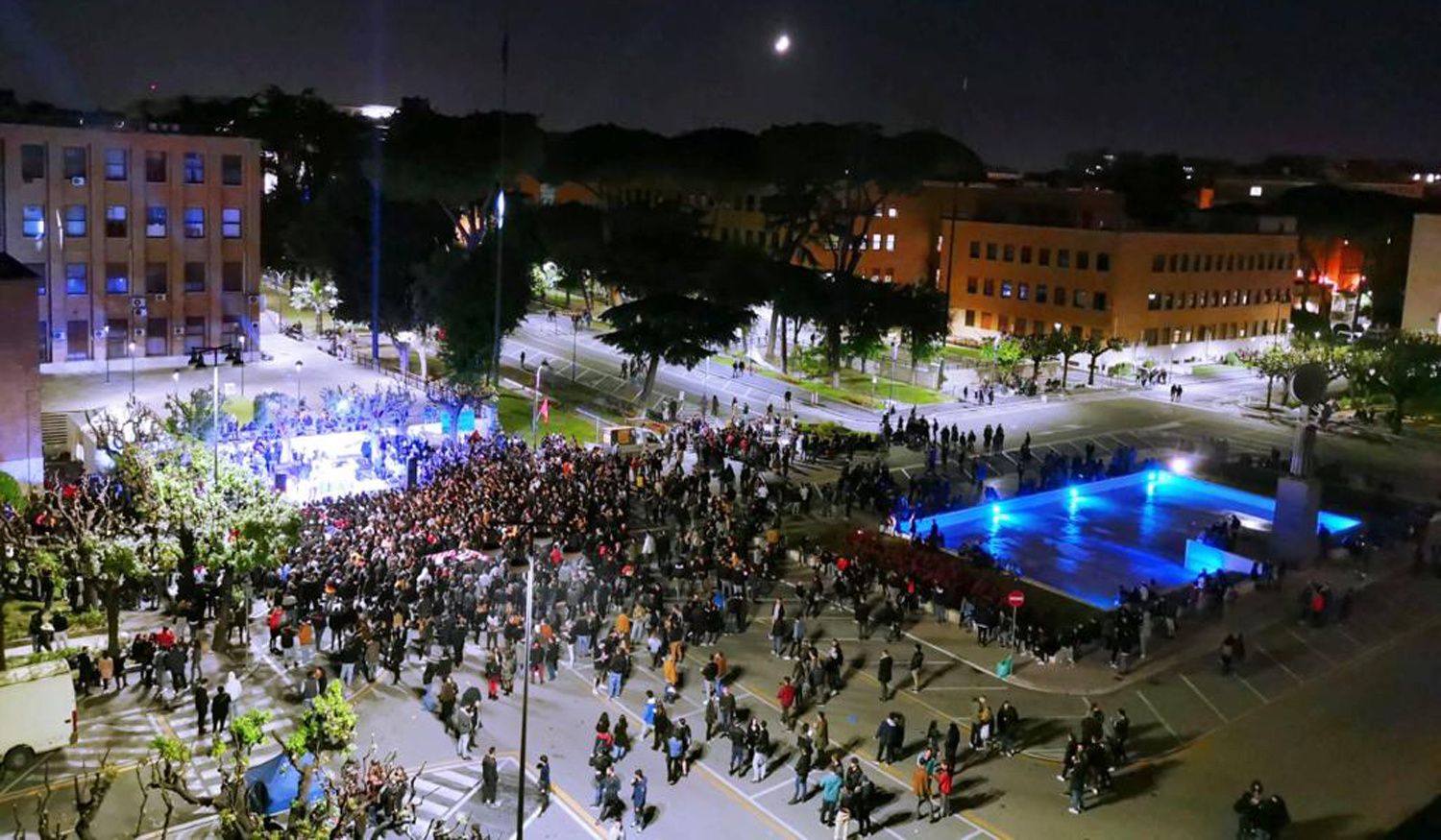 Università svenduta ai centri sociali