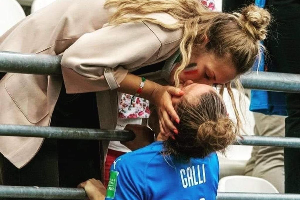 Mondiali femminili di calcio, Cirinnà posta foto calciatrice Galli che bacia ragazza, ma è la sorella