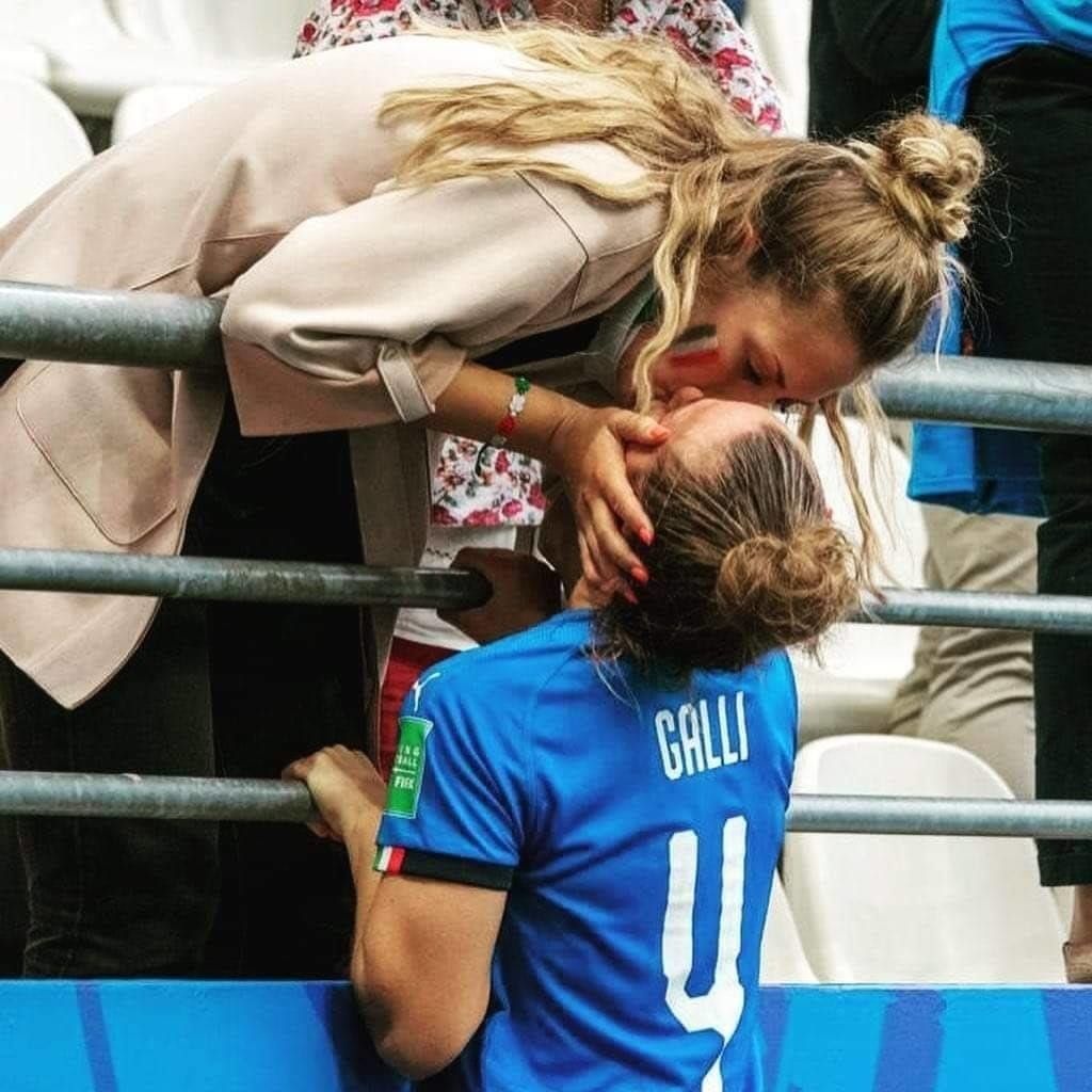 Mondiali femminili di calcio, Cirinnà posta foto calciatrice Galli che bacia ragazza, ma è la sorella