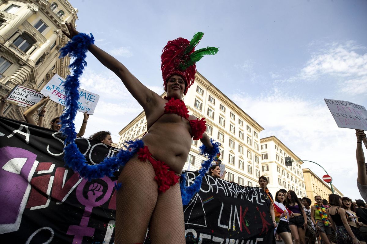 Sala imbratta la sede del Comune per la marcia gay pro utero in affitto