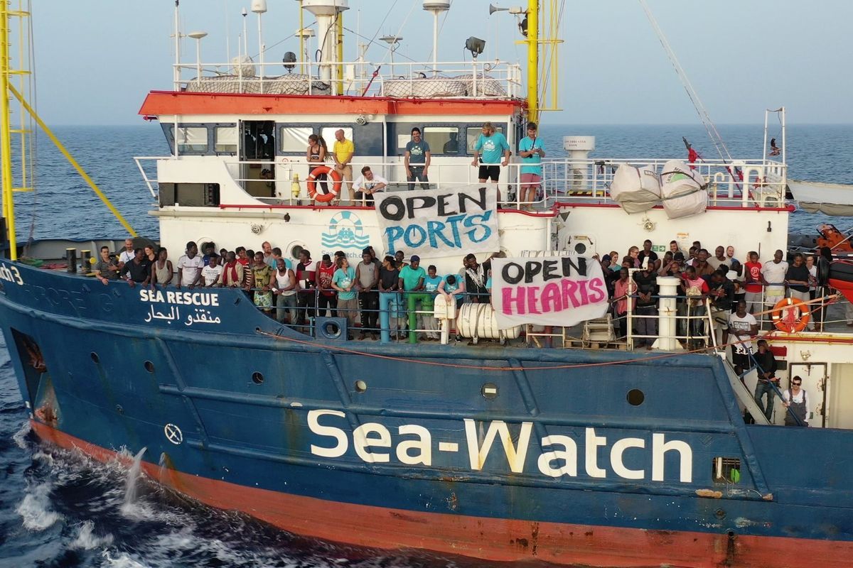 La Sea Watch infrange la legge
 ma il Pd si schiera con i pirati