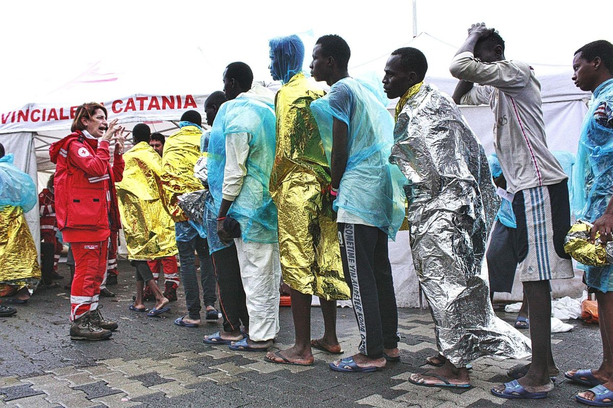 I pirati dell’immigrazione rompono il blocco navale e attraccano a Lampedusa