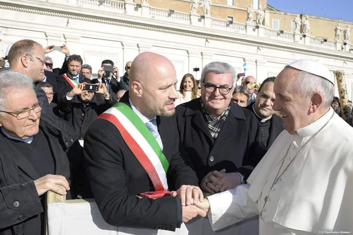Banda di politici e medici tortura i bimbi per levarli alle famiglie e darli alle Onlus