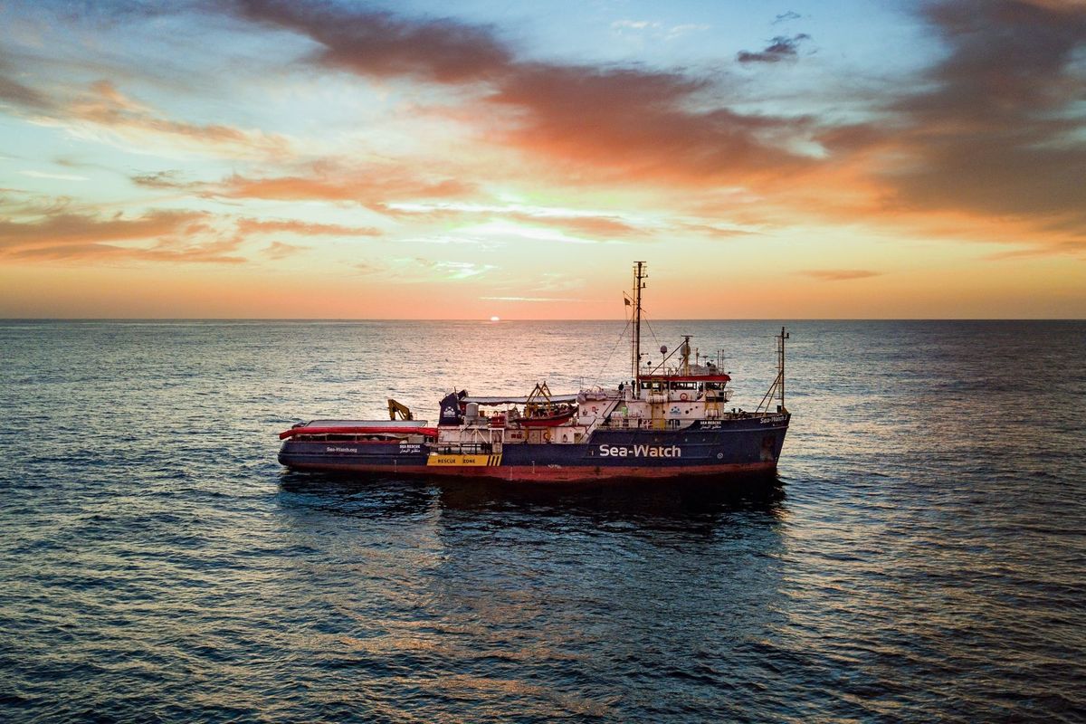 A sinistra sono sull’attenti. Aspettano l’ordine di Carola prima di andare al mare
