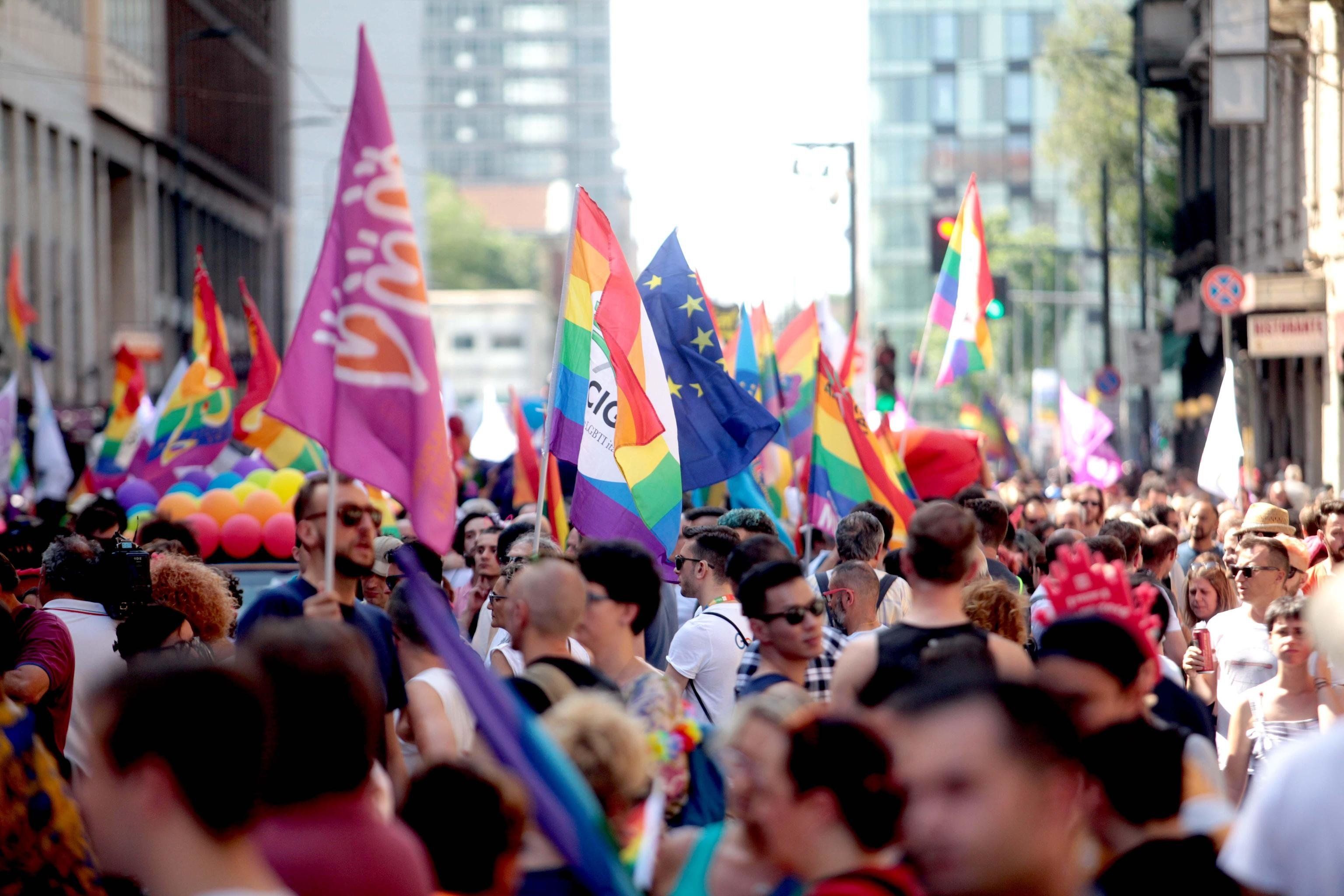 Anche il Pride si butta sulla capitana. Sfilata aperta dal carro pro migranti