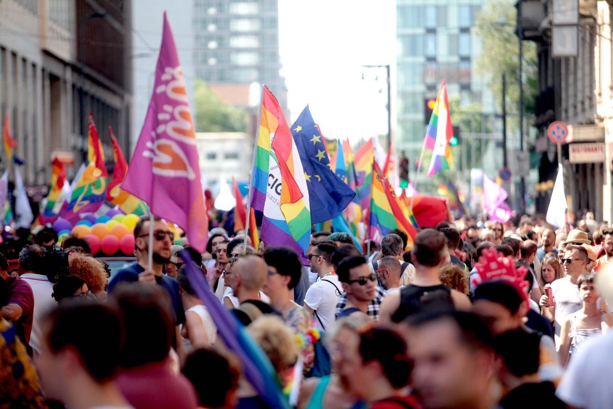 Anche il Pride si butta sulla capitana. Sfilata aperta dal carro pro migranti