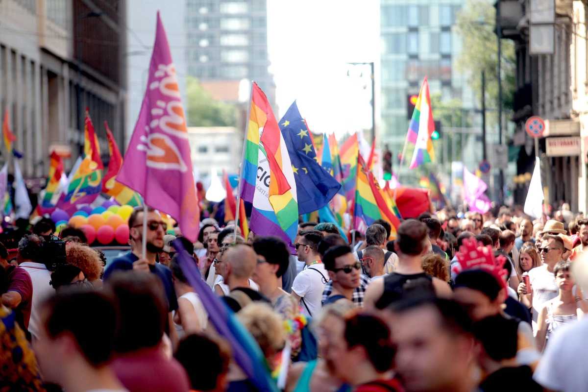 Anche il Pride si butta sulla capitana. Sfilata aperta dal carro pro migranti