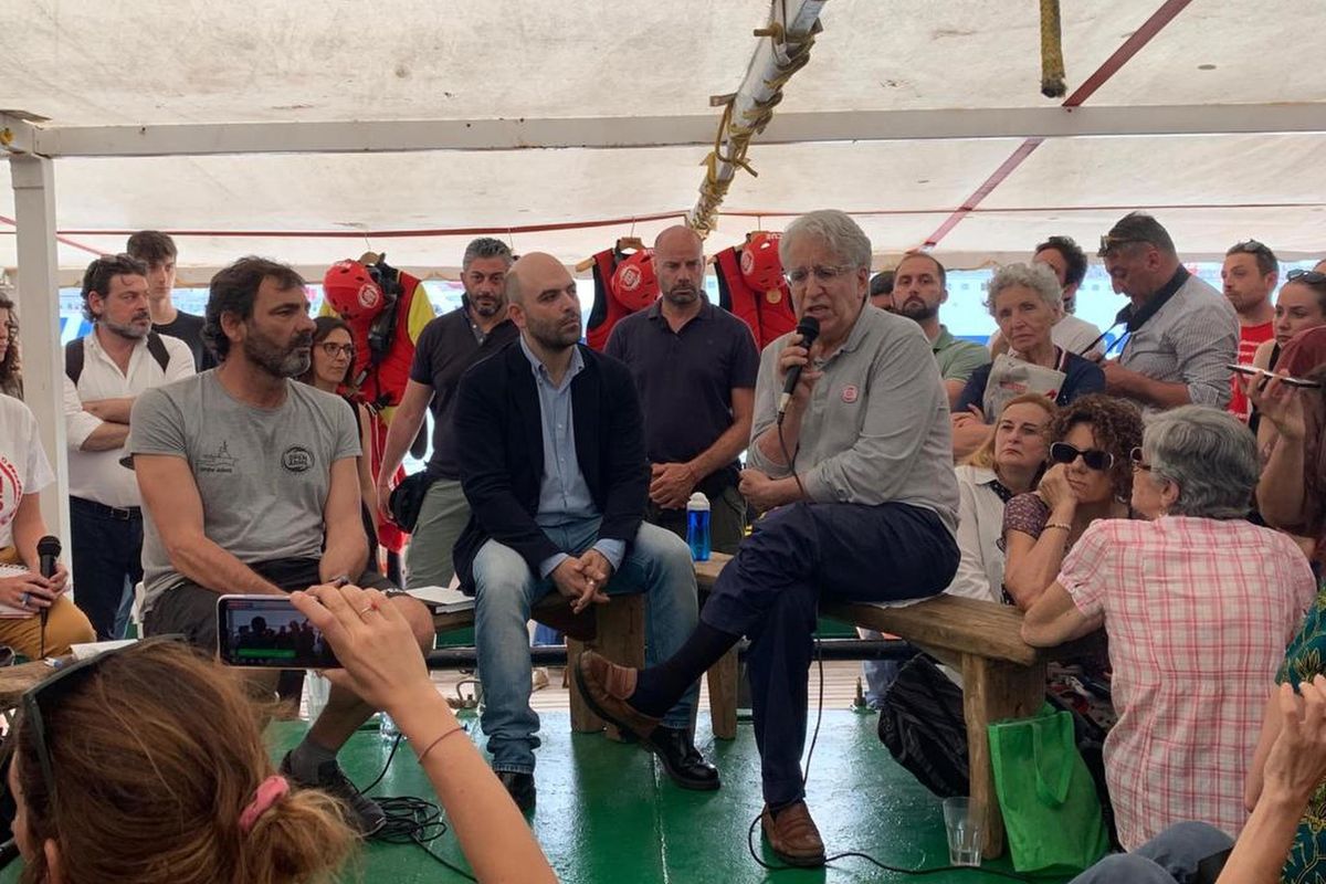 Con la Capitana solo la Boldrini, Saviano e cantanti da comizio