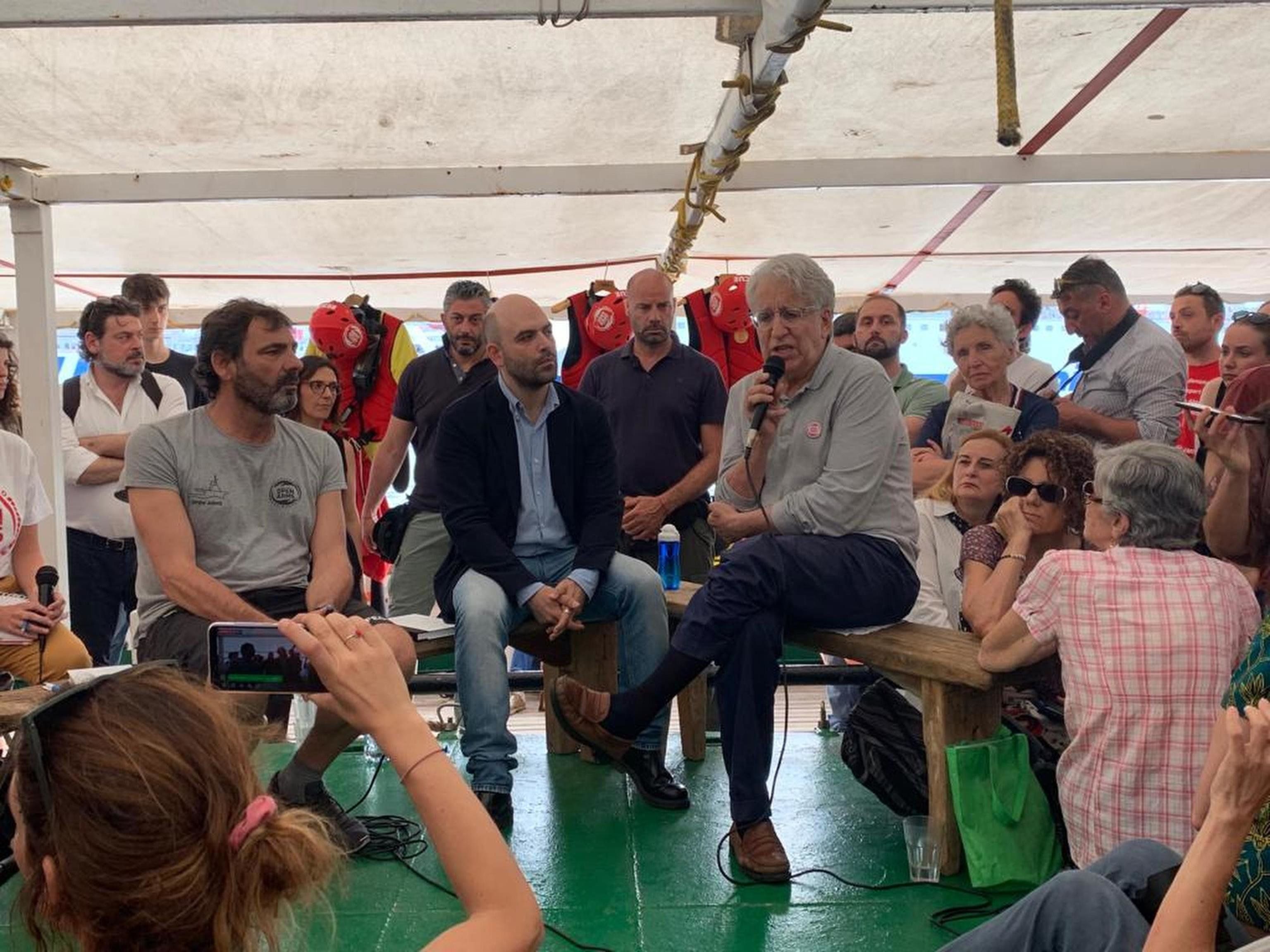 Con la Capitana solo la Boldrini, Saviano e cantanti da comizio