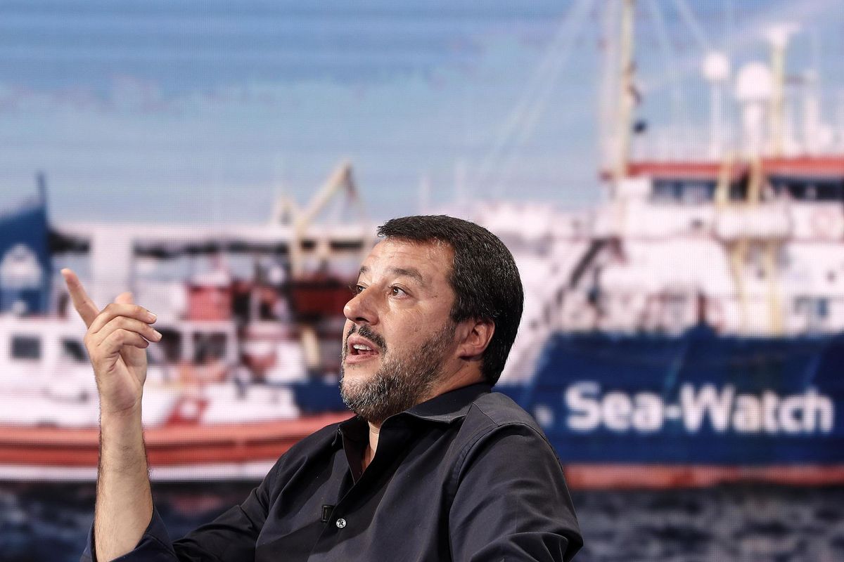 Salvini: «Da oggi i profughi se li prenderà Macron»