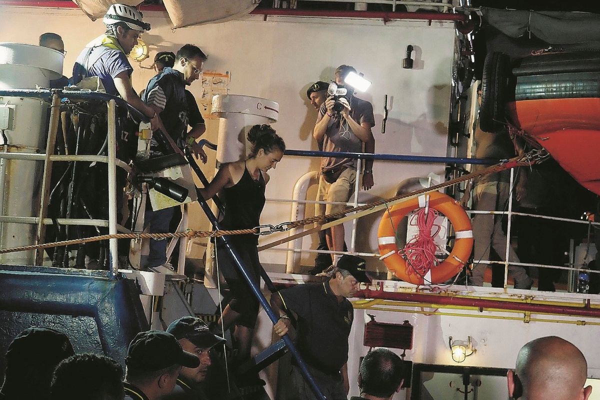 La Rackete rischia 39 anni di galera. Lunedì il gip deciderà se scarcerarla
