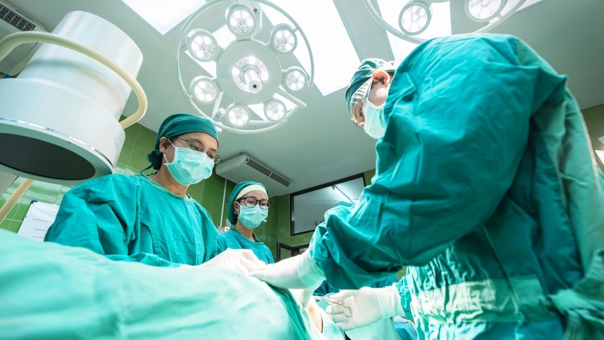 Surgeons Who Perform 8+ Hour Operations Share How They Deal With Bathroom Breaks and Meals