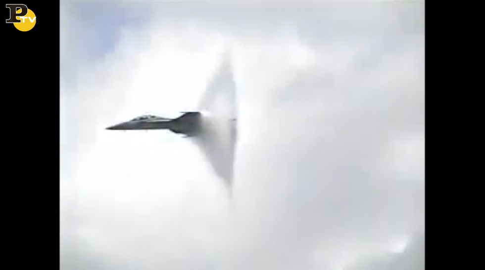 Aereo Jet supera muro suono. Ecco il boato video Panorama