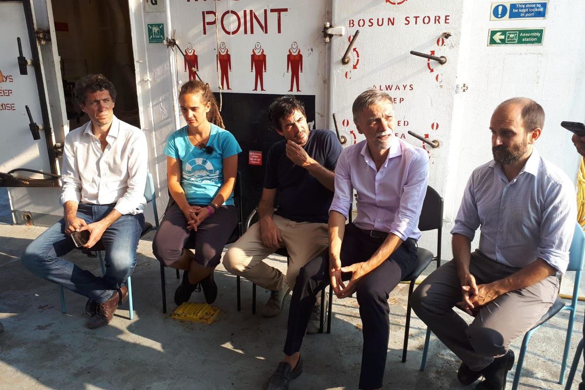 I parlamentari bucanieri di sinistra si imbarcano con chi infrange leggi