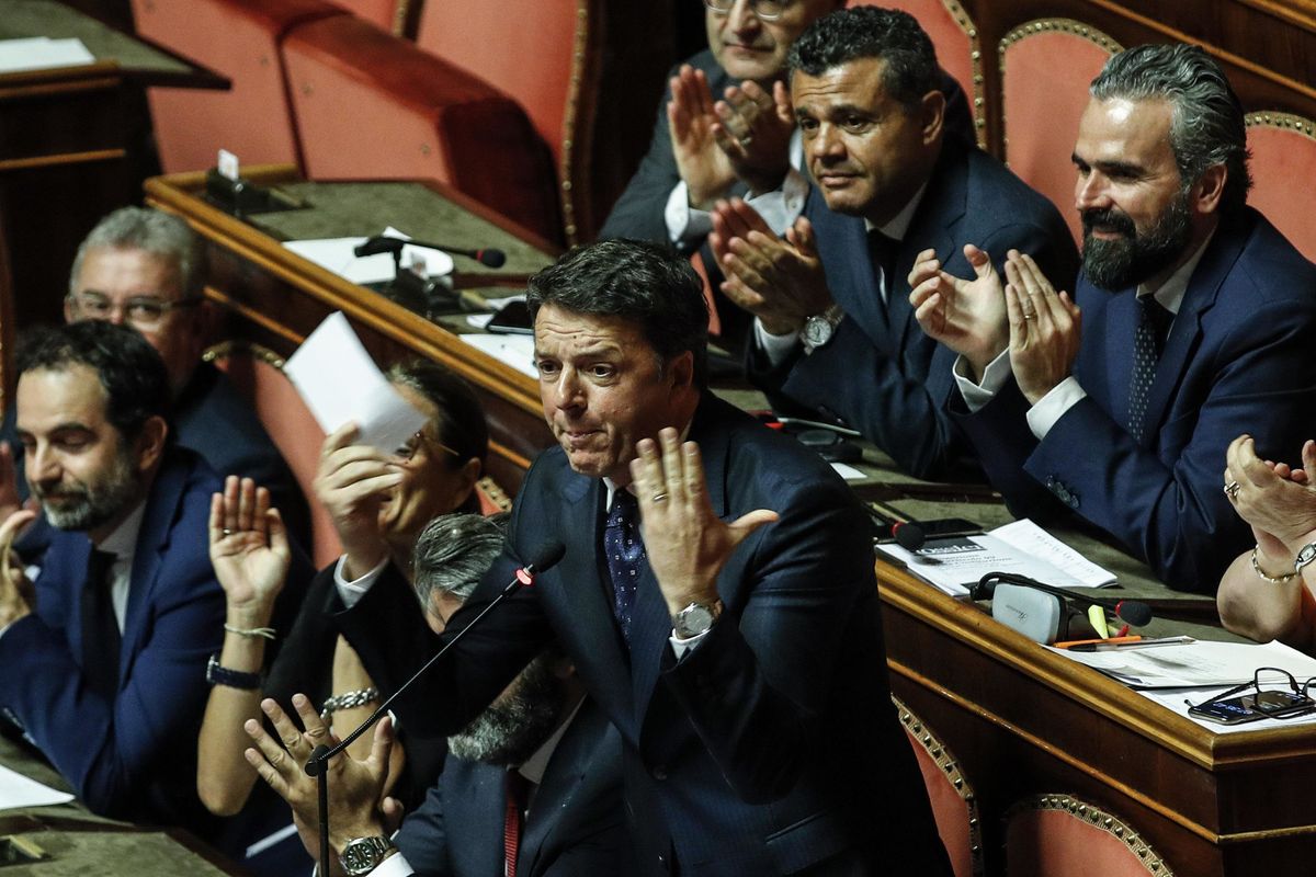 Il voltafaccia di Renzi scatena la faida nel Pd