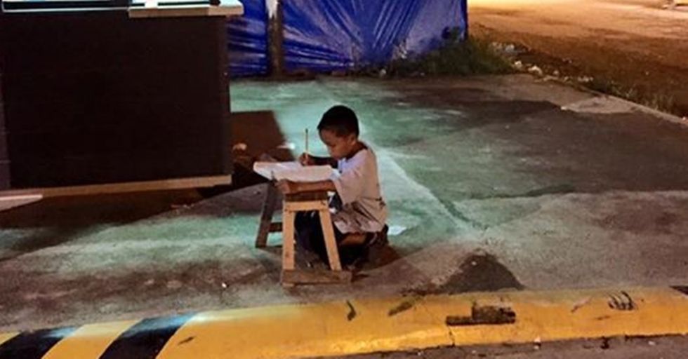 Homeless Boy Photographed Studying in the Street Gets a Scholarship