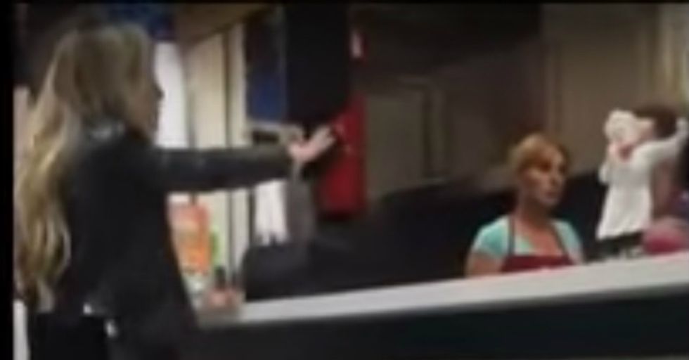 Racist Customer’s Obnoxiously Rude Tirade to Food Worker Has Great Ending