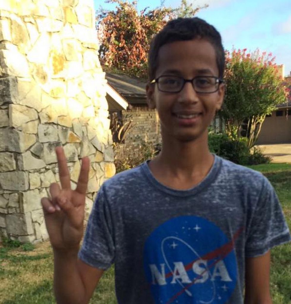 #IStandWithAhmed: The Internet Rallies to Support the 14 Year Old Texan Arrested for His Homemade Clock
