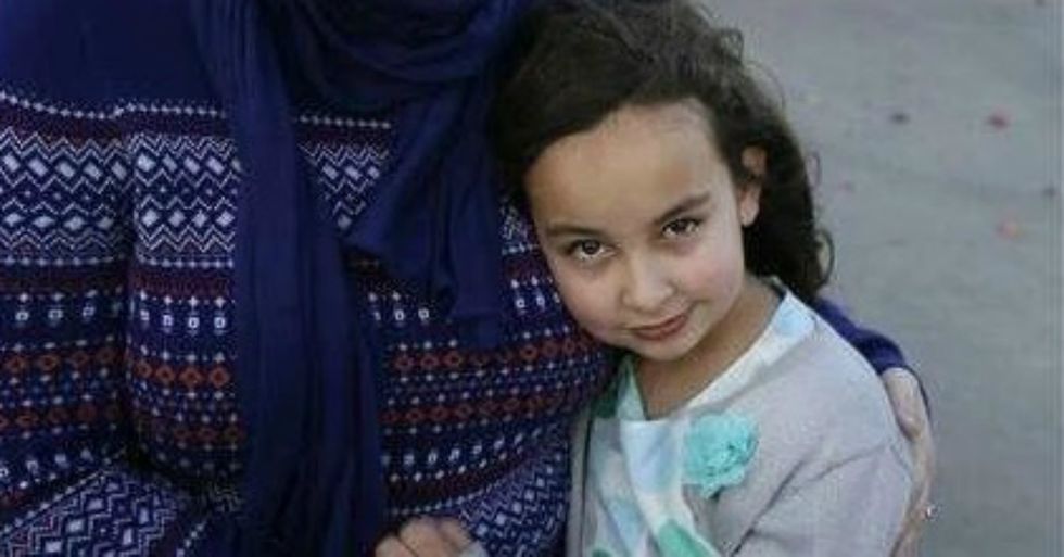Army Vets Step in to Comfort Muslim Girl Terrified by Trump’s Rhetoric