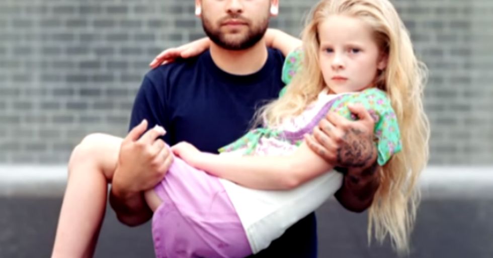 This Photographer Asks Strangers to Pose As If They Know Each Other