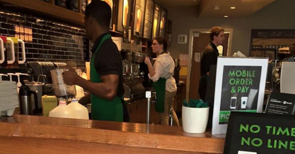 Barista Learns Sign Language to Communicate With Deaf Customer