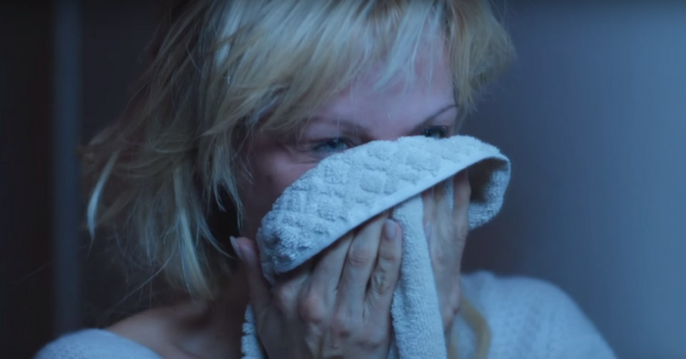 Pamela Anderson Strips Off Makeup in Sci-Fi Film