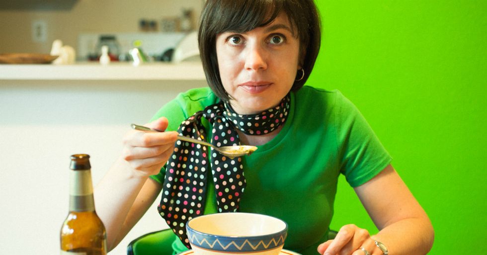 Chinese researchers created a necklace that hears what you eat