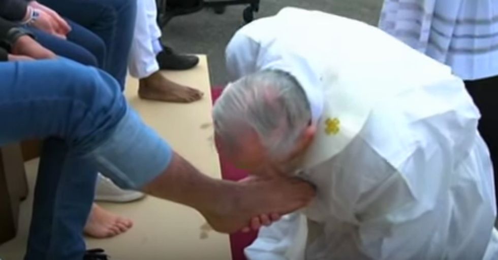 Pope Francis Washes the Feet of Muslim Refugees