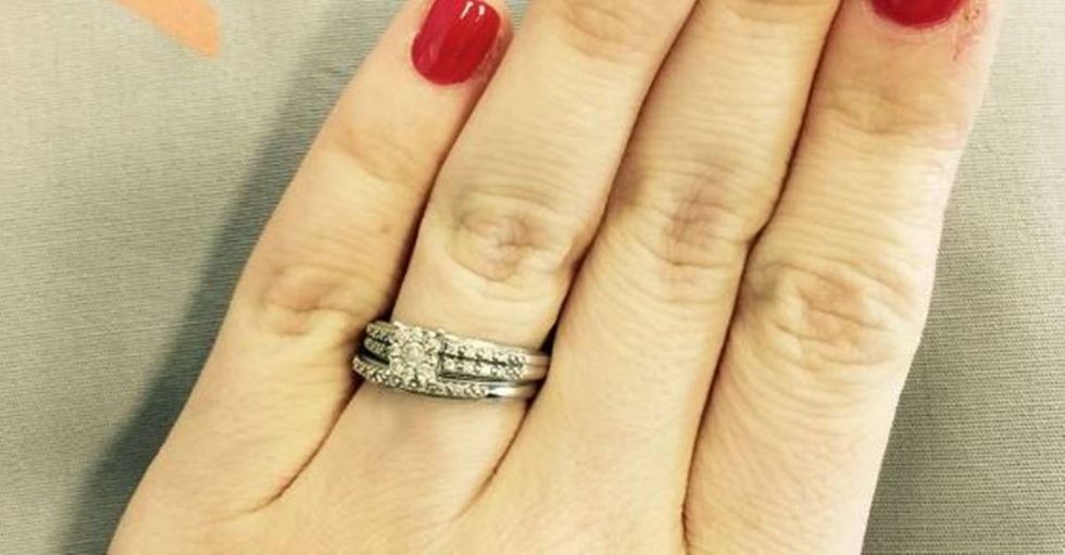 Woman Defends Her ‘Tiny Ring’ in a Beautiful Facebook Post