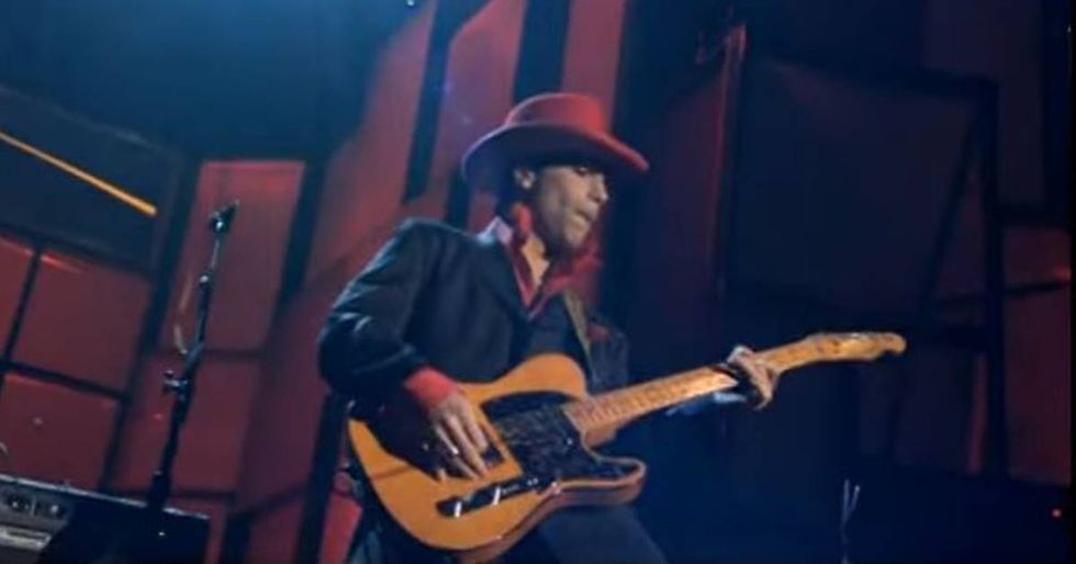 Prince’s Legendary Solo On “While My Guitar Gently Weeps”