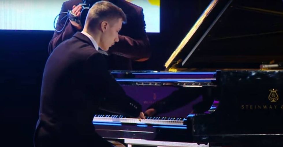 Fingerless Russian Pianist Is Incredible
