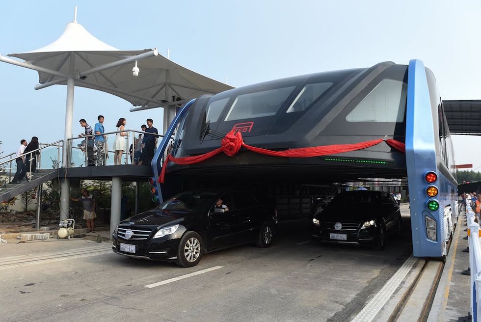 China Built A Massive Bus That Actually Straddles Traffic, But Will It Work?