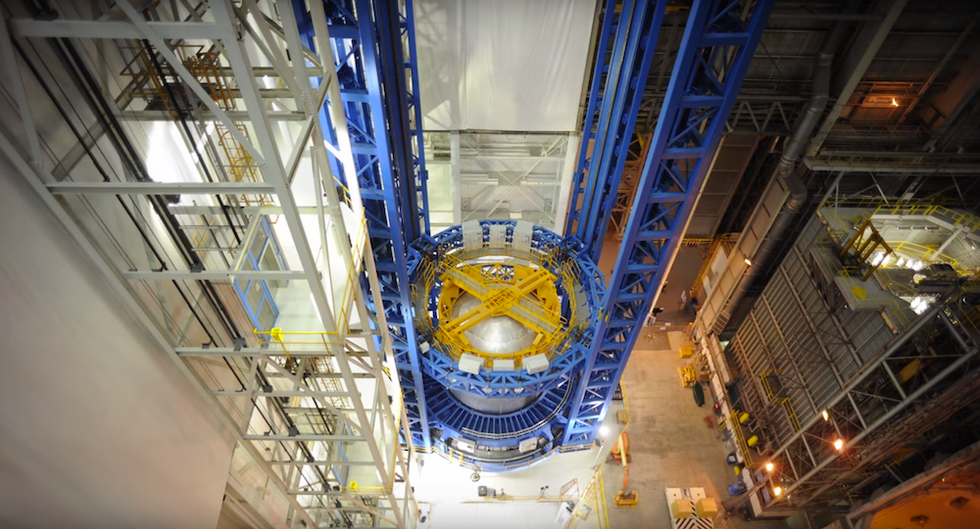 Watch NASA Build An Awe-Inspiring 130-Foot Rocket Tank In Under 60 Seconds