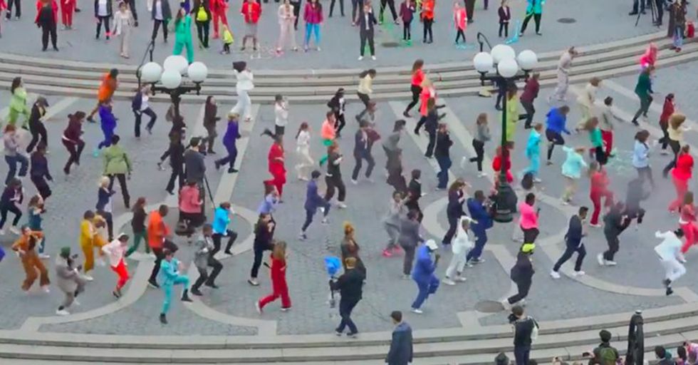 A Pro-Hillary Flash Mob In NYC Broke Out A ‘Pantsuit Power Dance’ To Show Their Support