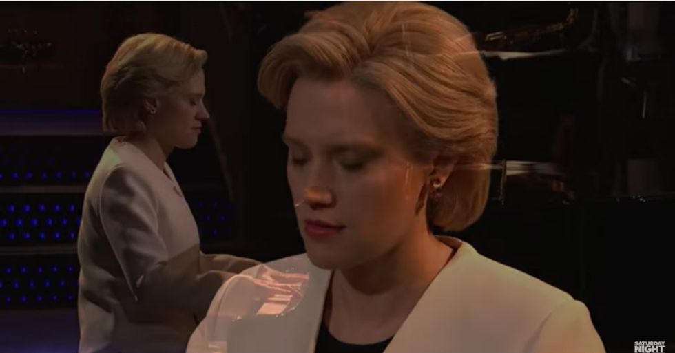 SNL Star Sings Haunting Version Of ‘Hallelujah’ As Hillary Clinton
