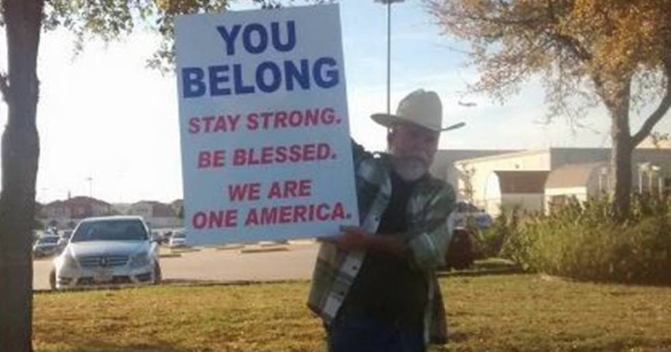 Photo Of A Texas Man Standing Up For Muslims Goes Viral