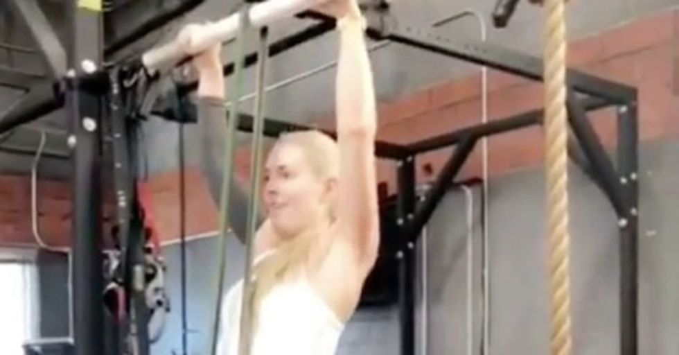 Lindsey Vonn’s Video Shows She Has No Problem Doing Pull-Ups With A Broken Arm