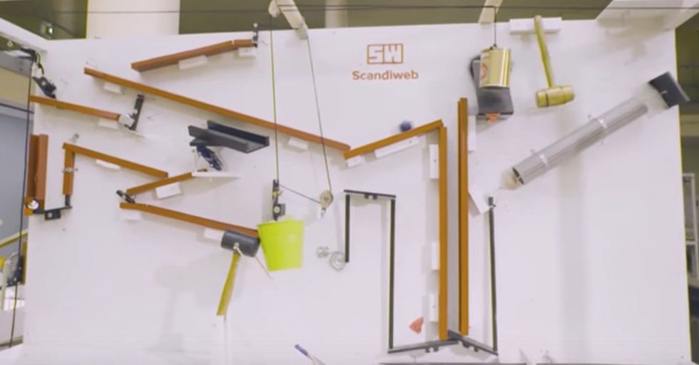This Record-Setting Machine Runs For 4 Mesmerizing Minutes To Light A Christmas Tree In An Amazing Way