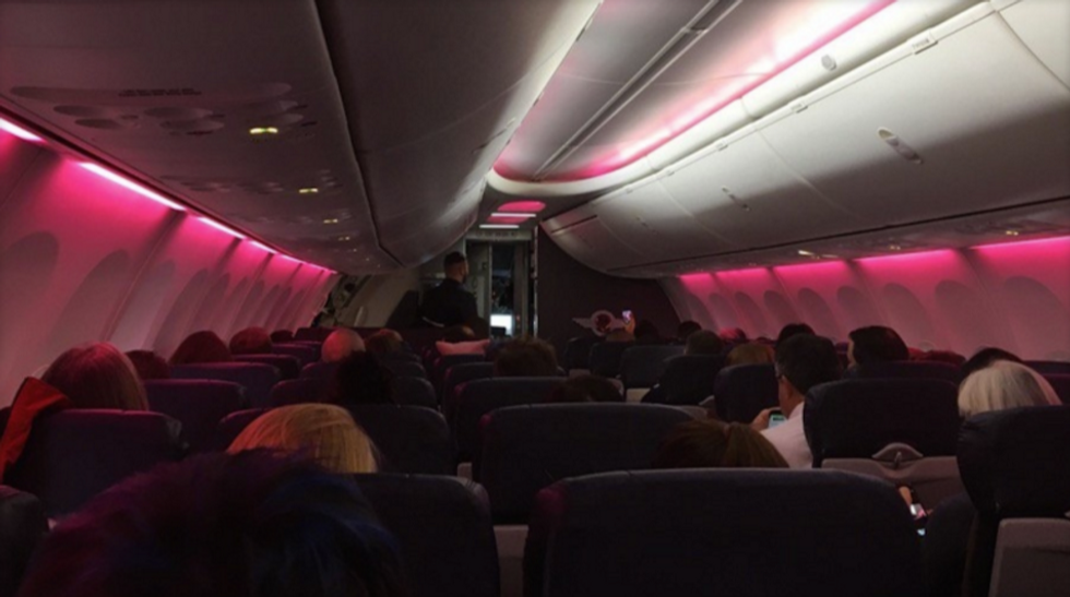 Flight Crew Puts On Special Light Show For Women’s March Protesters Heading To D.C.