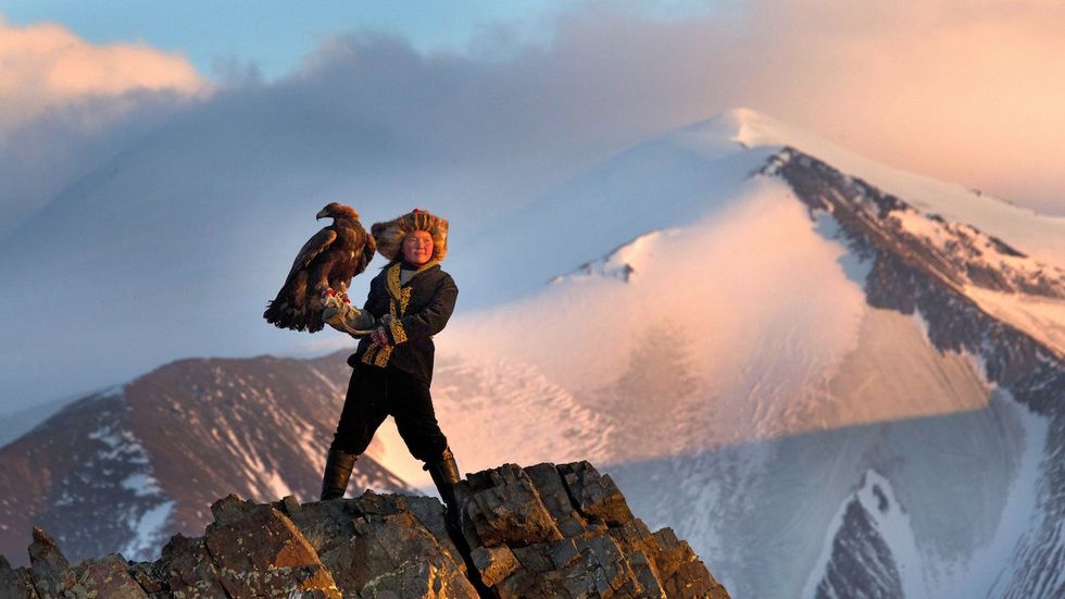 A 15-Year-Old Girl Becomes The First “Eagle Huntress” Of Her Tribe