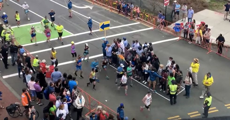 The Clever Trick Organizers Use To Help Pedestrians Cross Streets During A Marathon
