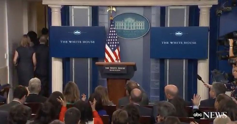 Press Members Lose Their Minds 60 Seconds After Sean Spicer Suddenly Bolts