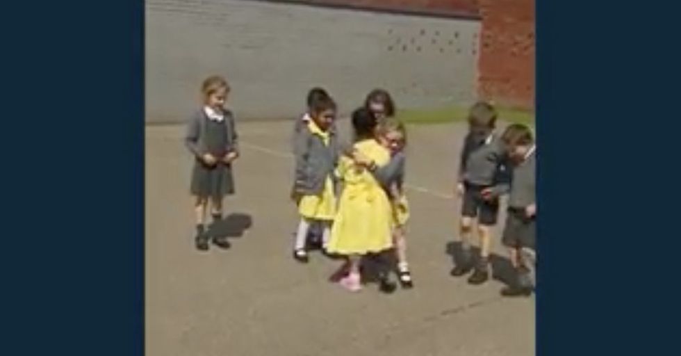 Little Girl With New Prosthetic Limb Receives A Heartwarming Reaction From Classmates Upon Her Return To School